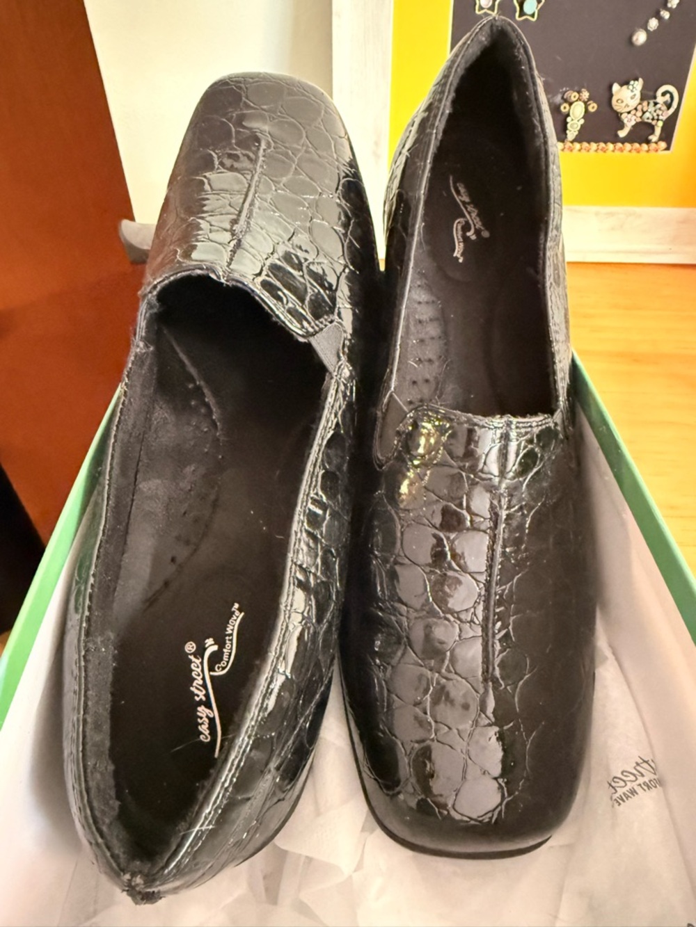 Easy Street Women’s Black Croc-Textured Slip-On Shoes NWB (Sz. 12)